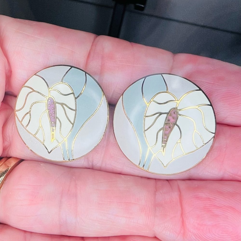 67. Elegant Floral Gold and Cream Earrings